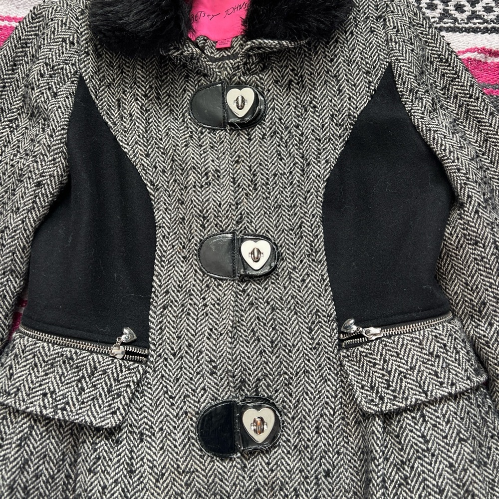 Betsey Johnson Herringbone Wool Peplum Faux Fur Heart Button Jacket Size 8 Glam - Picture 7 of 9